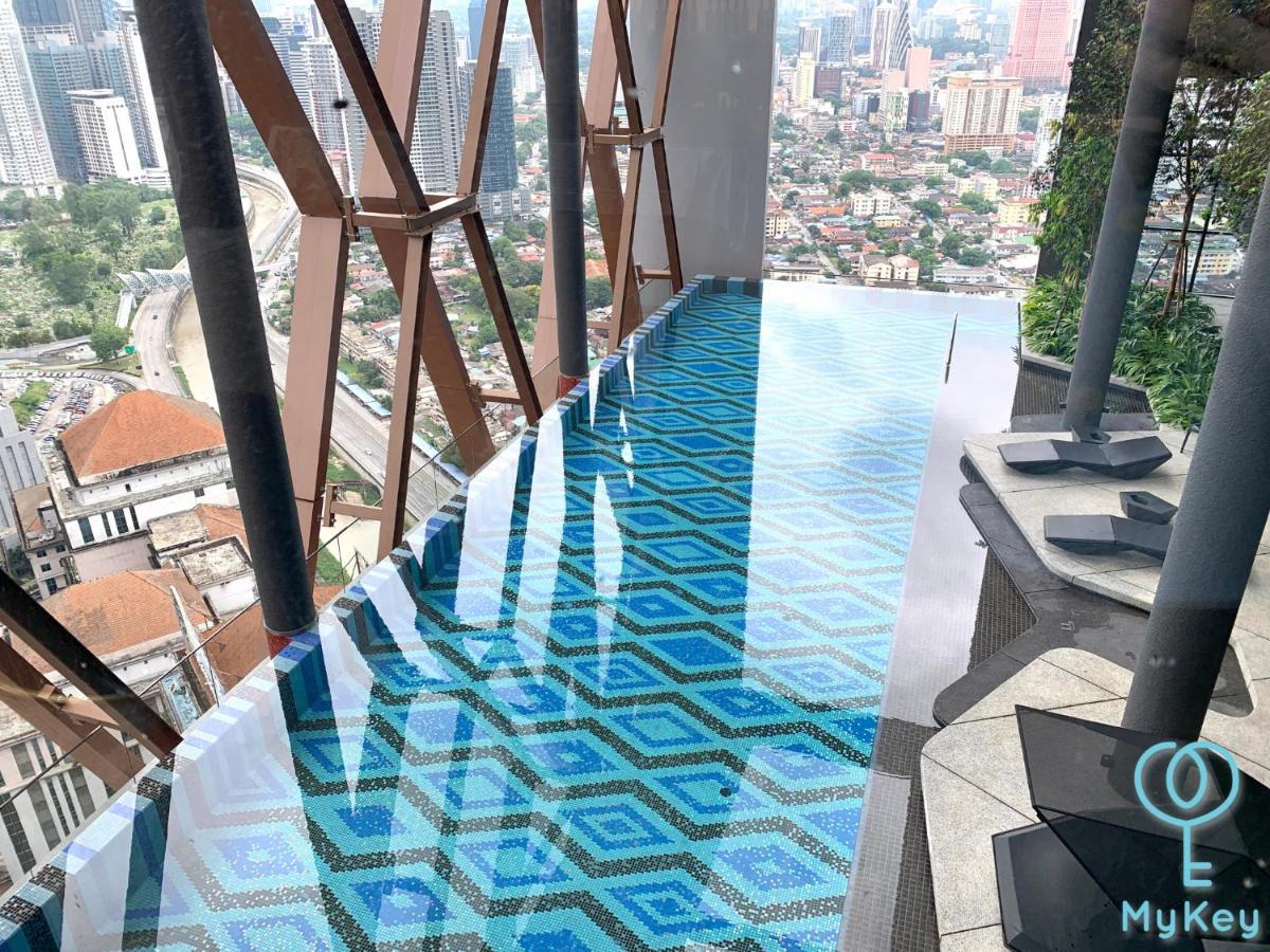 Scarletz Suites By Mykey Куала-Лумпур Екстер'єр фото Infinity pool at the 39th floor