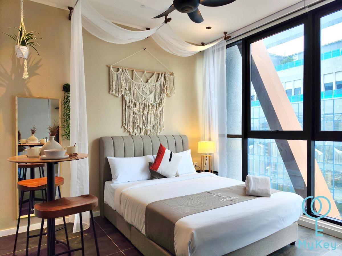 Scarletz Suites By Mykey Куала-Лумпур Екстер'єр фото A bedroom in a serviced apartment in Kuala Lumpur, Malaysia