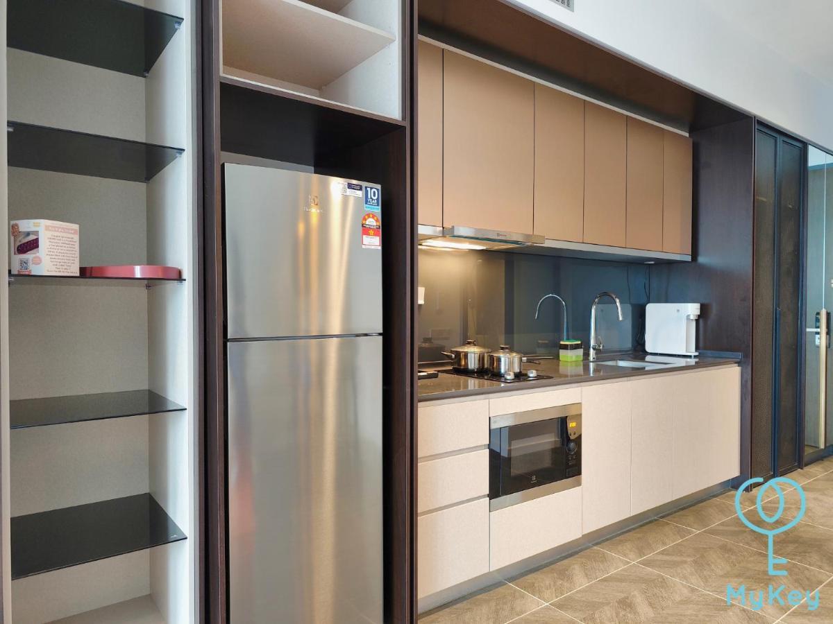 Scarletz Suites By Mykey Куала-Лумпур Екстер'єр фото A typical kitchen in a serviced apartment