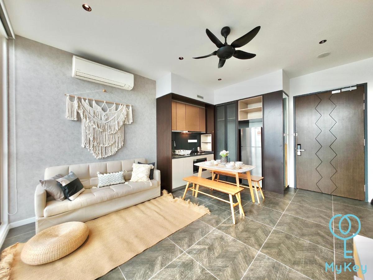 Scarletz Suites By Mykey Куала-Лумпур Екстер'єр фото A 2-bedroom condominium in Malaysia