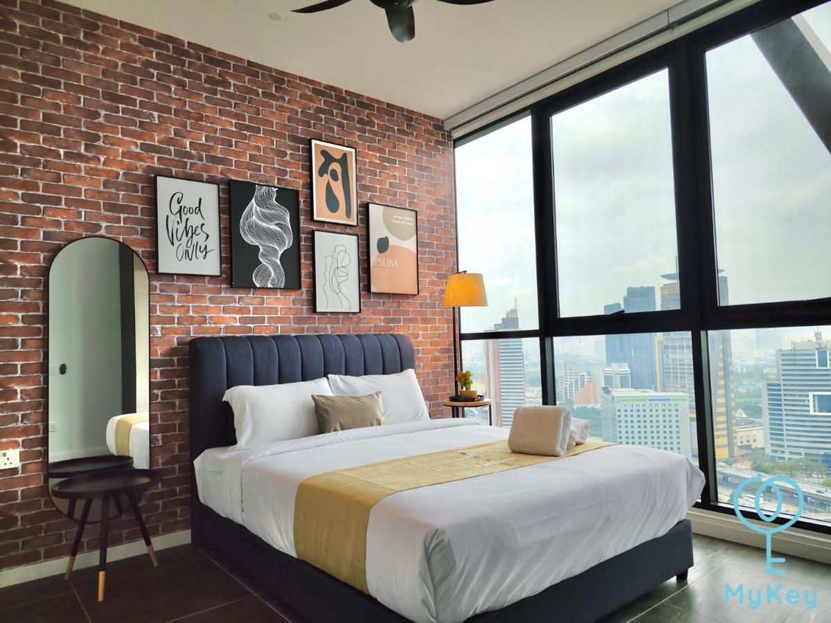 Scarletz Suites By Mykey Куала-Лумпур Екстер'єр фото A bedroom in a serviced apartment in Kuala Lumpur, Malaysia