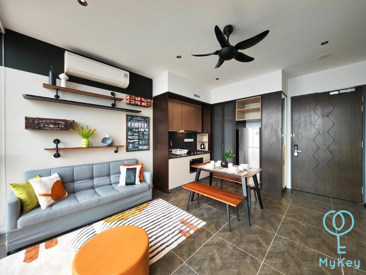 Scarletz Suites By Mykey Куала-Лумпур Екстер'єр фото A typical studio apartment in Singapore