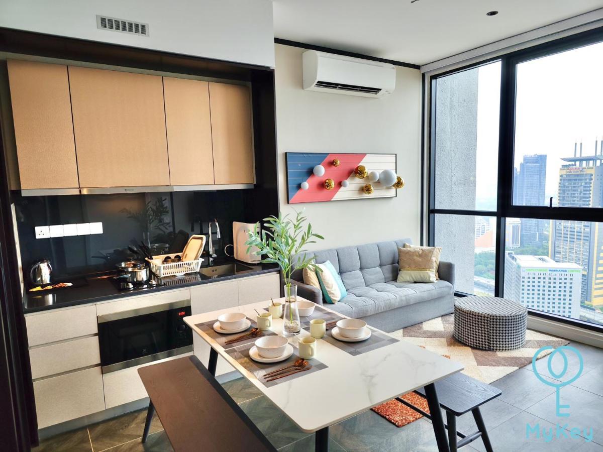Scarletz Suites By Mykey Куала-Лумпур Екстер'єр фото A typical apartment in the complex