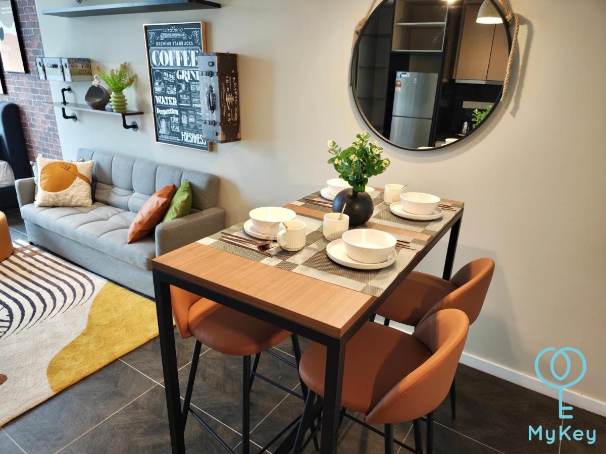 Scarletz Suites By Mykey Куала-Лумпур Екстер'єр фото A dining room in a serviced apartment in Hong Kong