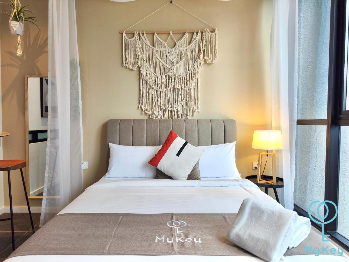 Scarletz Suites By Mykey Куала-Лумпур Екстер'єр фото A bedroom at the hotel