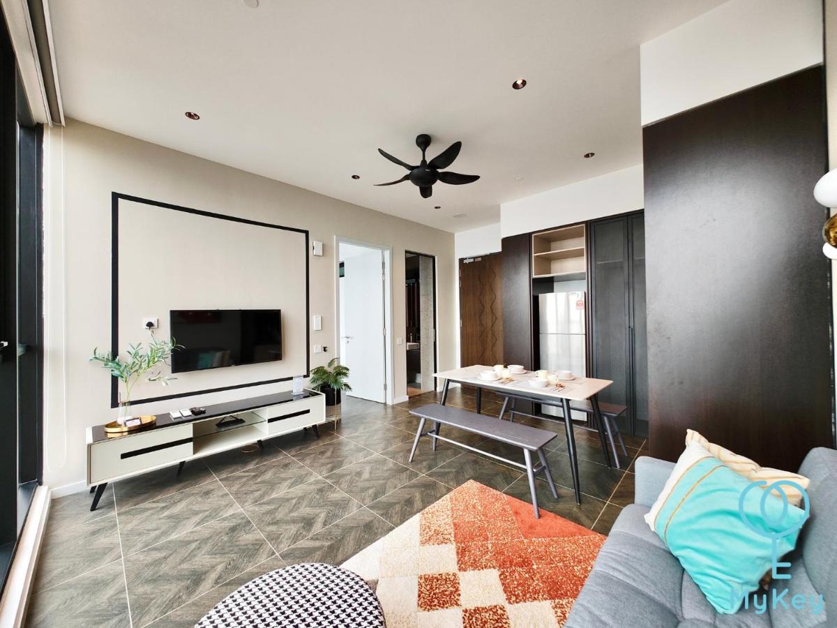 Scarletz Suites By Mykey Куала-Лумпур Екстер'єр фото A living room in a condominium
