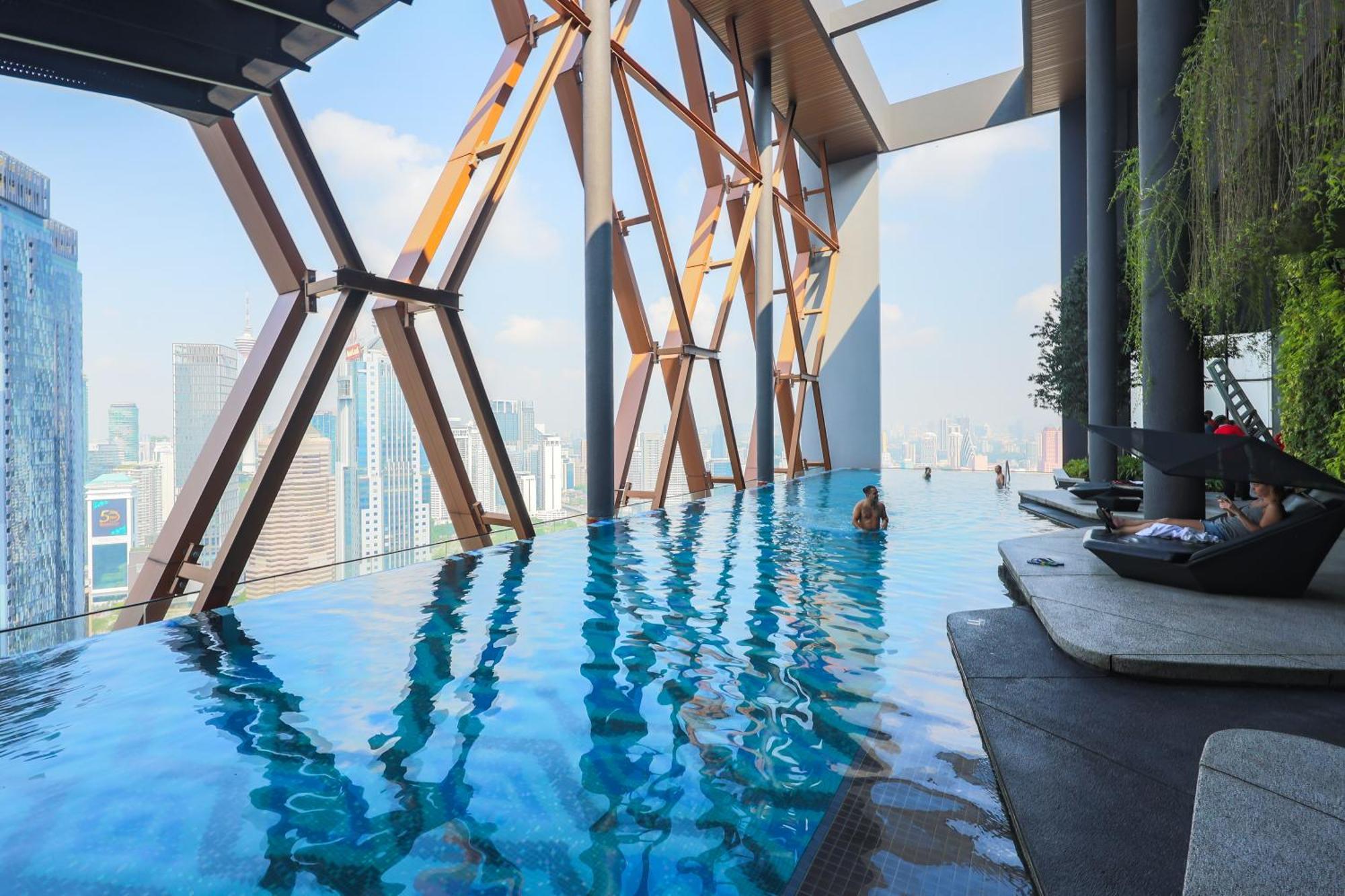 Scarletz Suites By Mykey Куала-Лумпур Екстер'єр фото The pool at the 39th floor