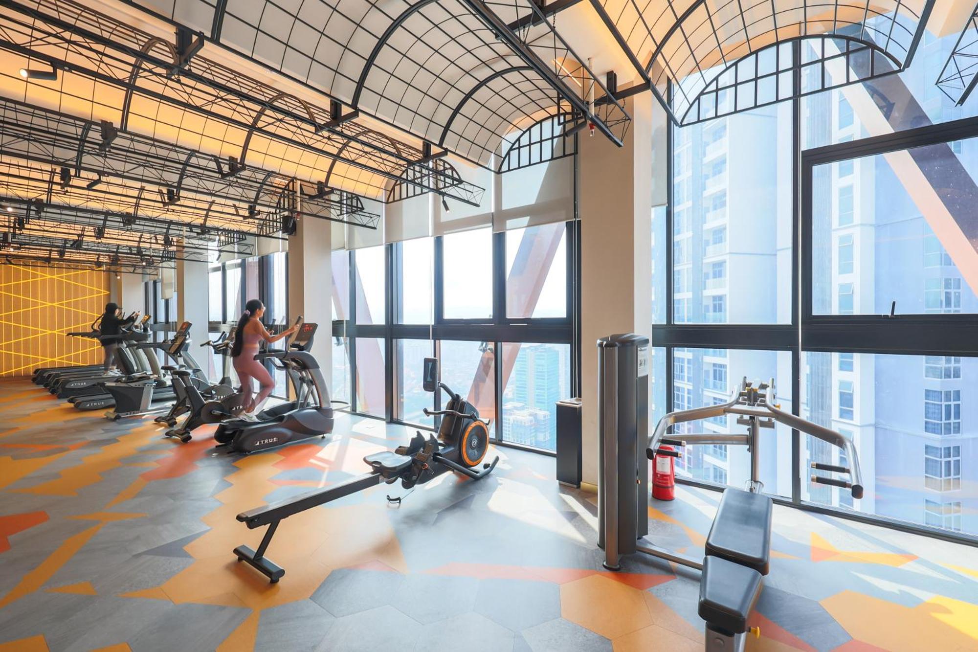 Scarletz Suites By Mykey Куала-Лумпур Екстер'єр фото The gym at the 100-metre high Sky Garden